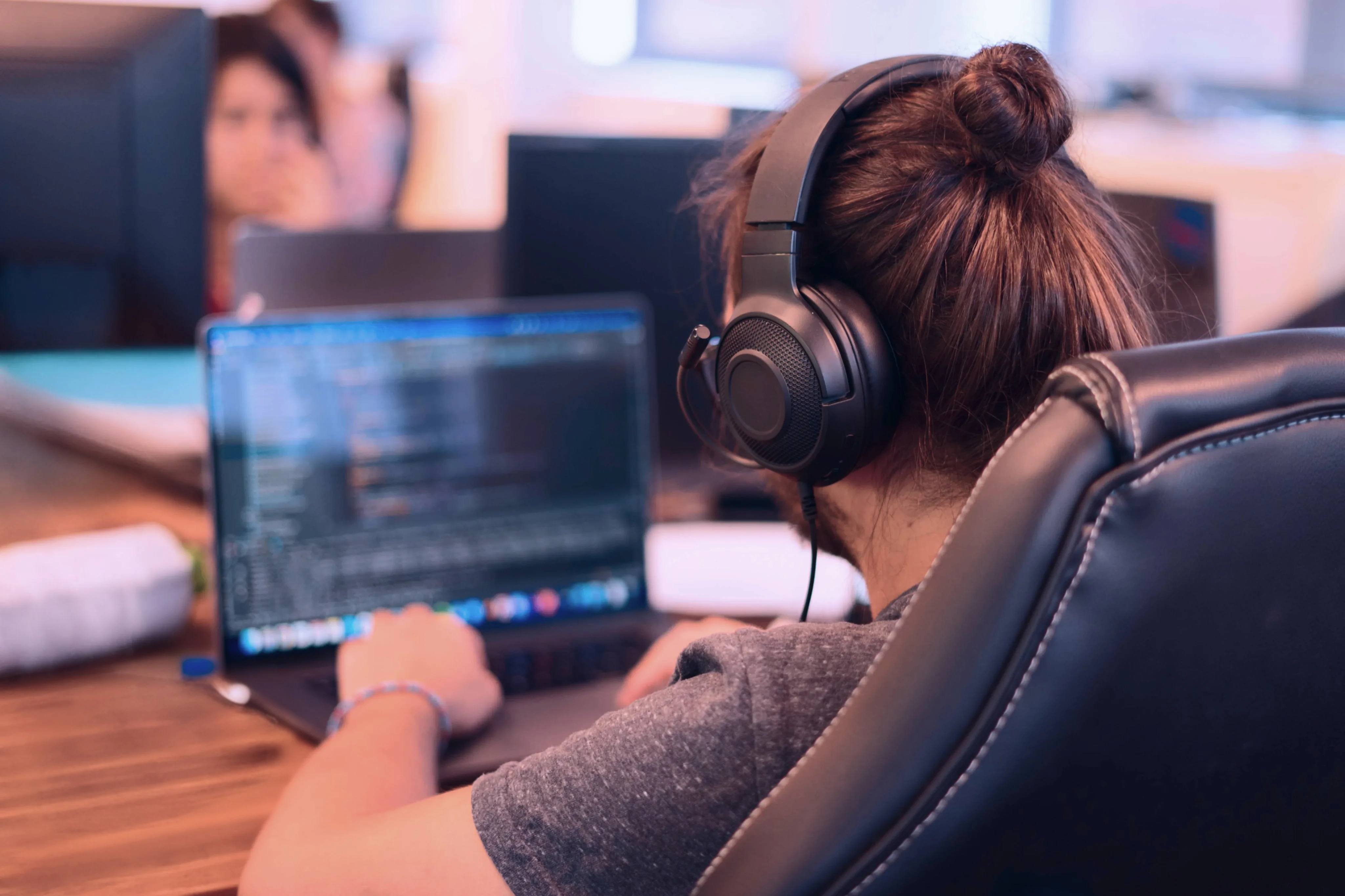 Développeur de chez Bleu122 en train de coder